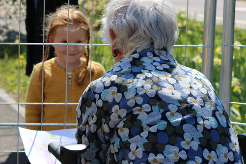 Lange konnte man sich höchstens so sehen; Besuch im APH Humanitas durch den Gartenzaun hindurch